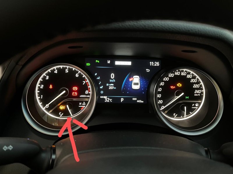 丰田凯美瑞仪表盘显示黄色的方向盘带感叹号正常吗