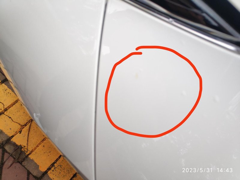 丰田卡罗拉 ，洗车时发现车身上有个黄色点，用洗洁精怎么洗也去不了，新车，两个月，会是什么原因，怎么处理?