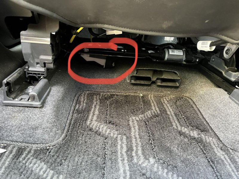 丰田RAV4荣放 有谁知道主驾驶下面这个塑料块是什么吗？只有一根带子绑着，无语。你们也这样吗？