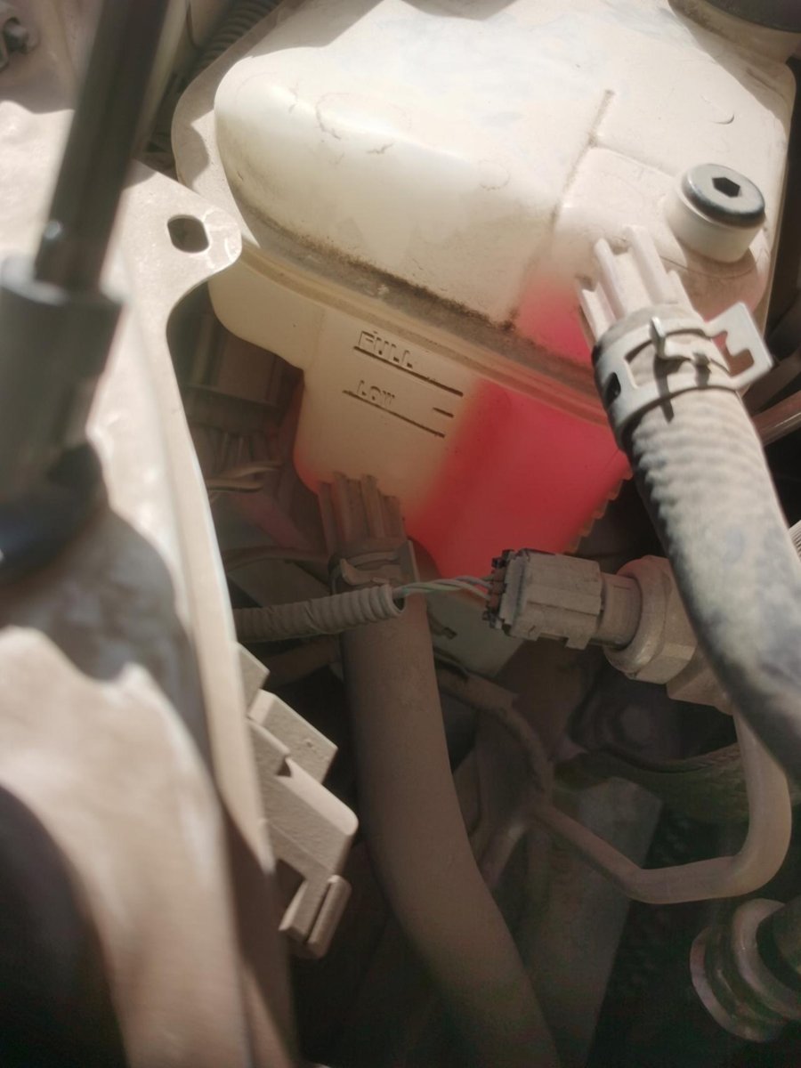 丰田卡罗拉 发动机凉时看到防冻液少了，发动机热了防冻液就显示增加了点，请问可以随便加一样颜色的防冻液吗？