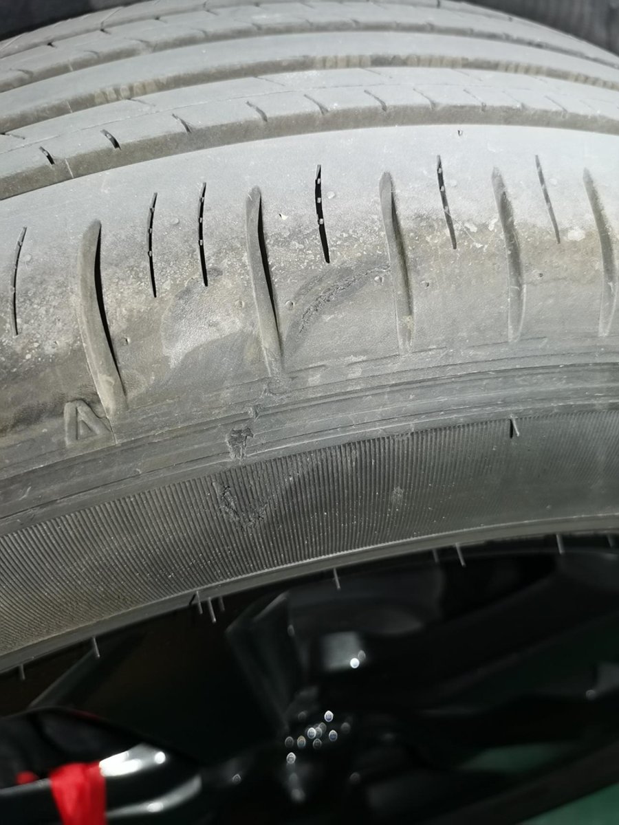 丰田RAV4荣放 突然发现右后轮胎有这样浅浅的坑，这个需要更换或者修吗？车开了快半年了