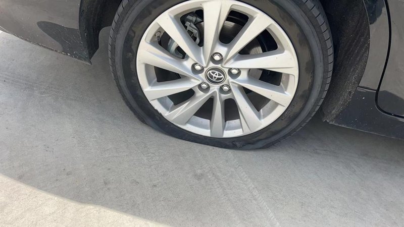 新车刚买3个月就坏了两条轮胎，一个轮毂，凯美瑞2.0轮胎，轮胎轮毂多少钱啊？ 这个情况需要换轮毂吗？