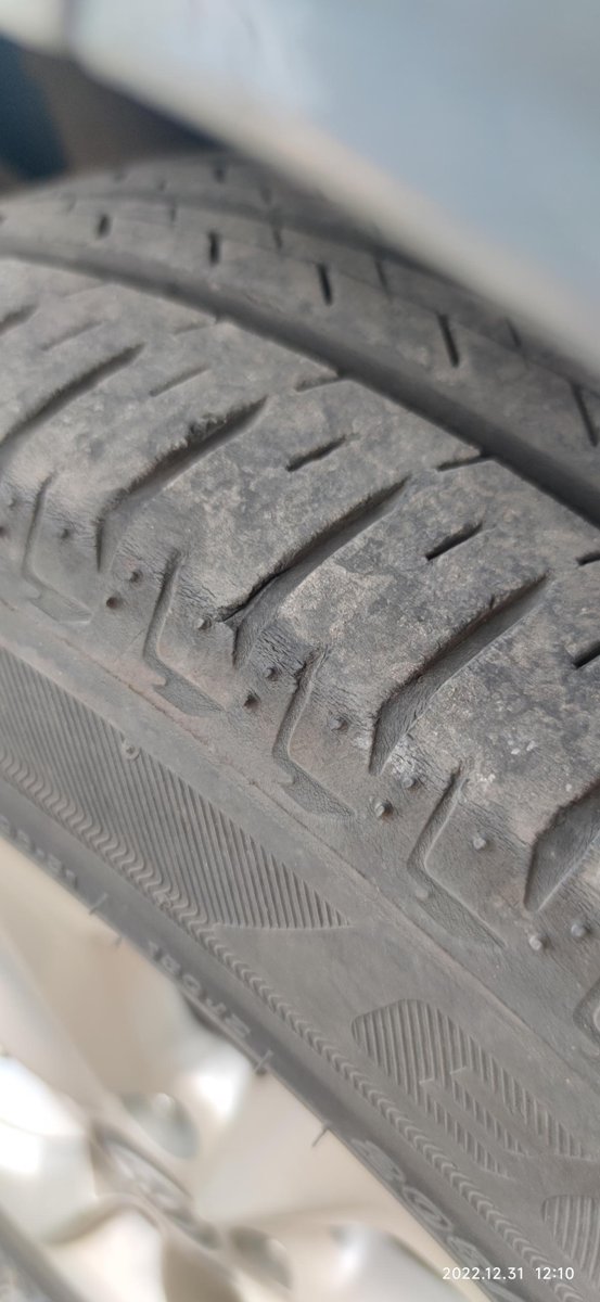 丰田卡罗拉 请教大神，车龄2年5个月，里程49000公里，发现前轮轮胎这里有个这样的裂缝，现在我把这个轮胎放到后轮去了，