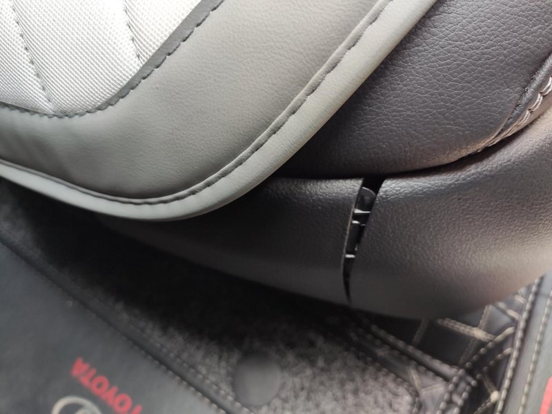 丰田RAV4荣放 6月10日提的车，座椅裂缝越来越大了，不知道会不会裂开，各位车友是如何处理这个问题的呢？