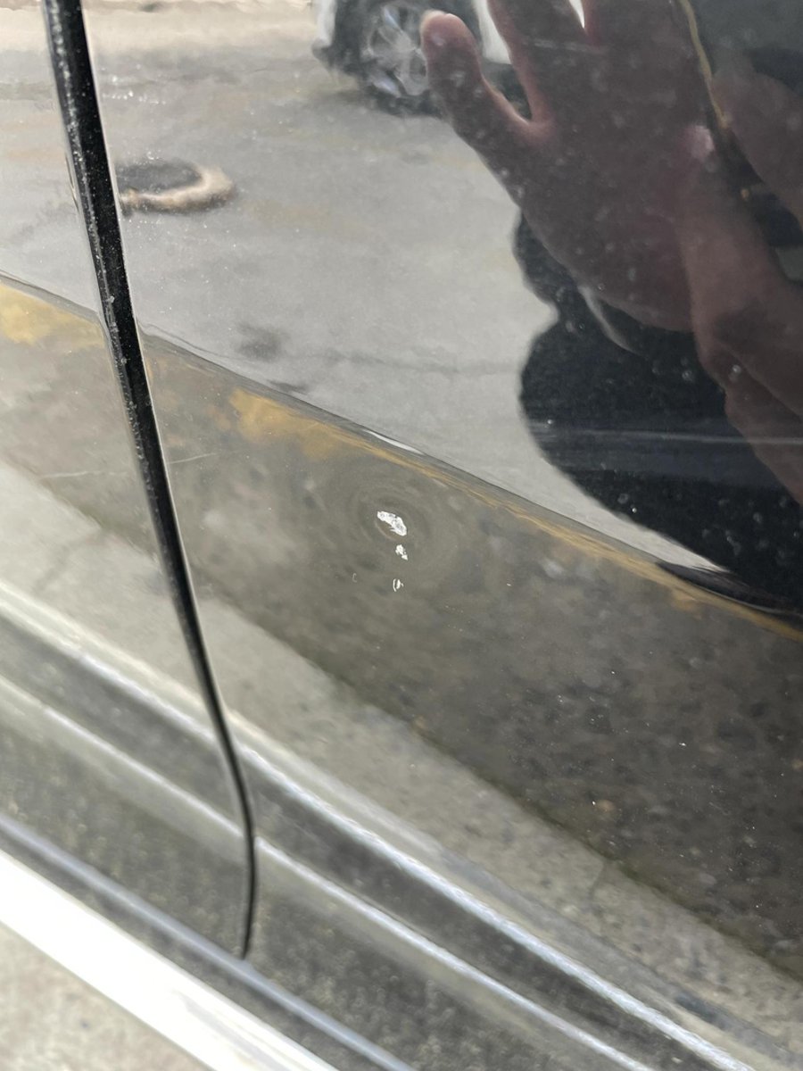丰田凯美瑞 提车不到一个月被人开门杀了，副驾驶车门有块被撞凹了还掉了漆。当场抓住他了，四儿子店说要600做单面漆修复，然