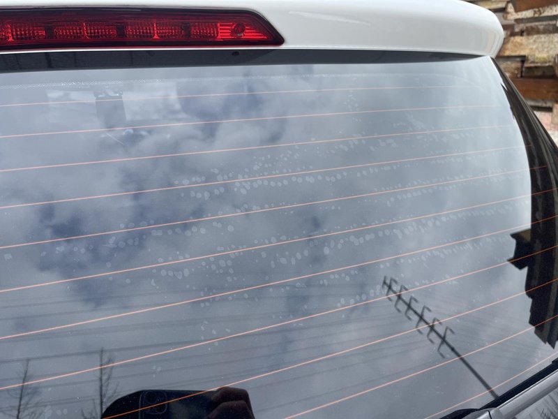 现代ix35 贴的车窗膜，刚发现玻璃上有很多类似小气泡一样的，但是从车里面看又看不到，这个是啥？还是等几天晒晒太阳