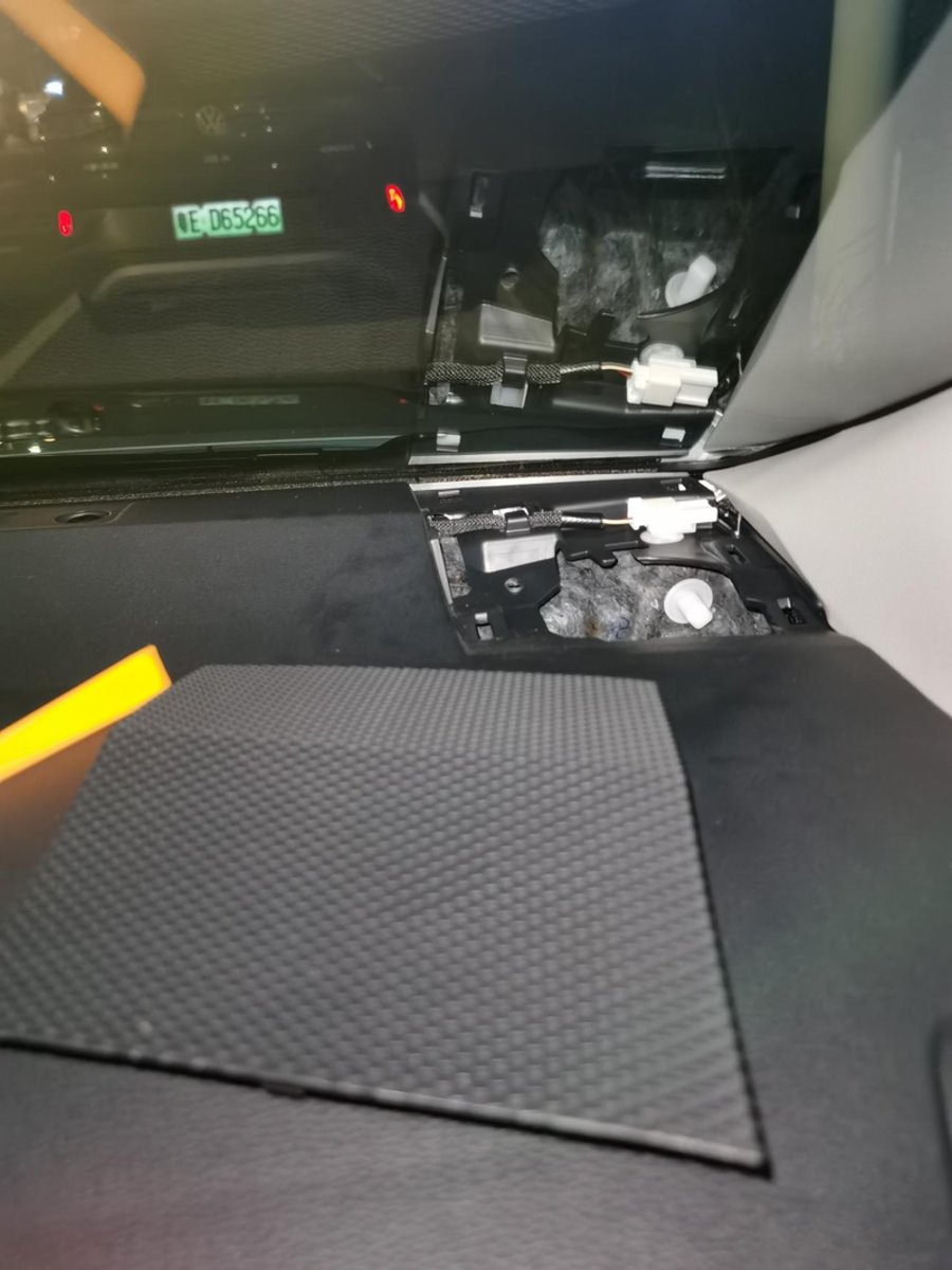 有没有23雷凌／卡罗拉的车主朋友解答下：这个自动大灯的感应罩如何拆掉？想换个透明的。
