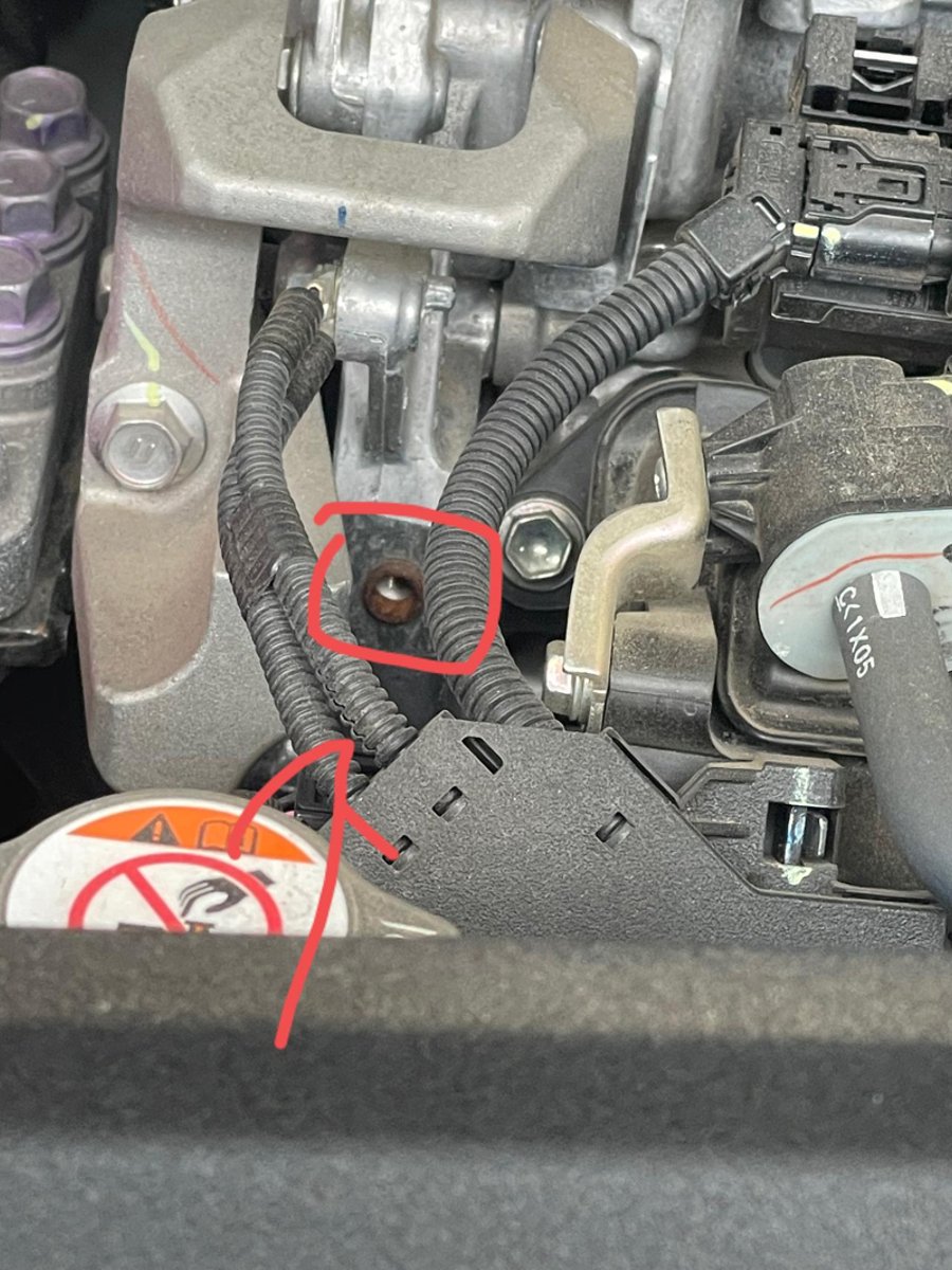 丰田皇冠陆放 发动机里面不知道什么部位这里生锈了，会不会影响正常使用或者影响发动机寿命。为什么会生锈的。