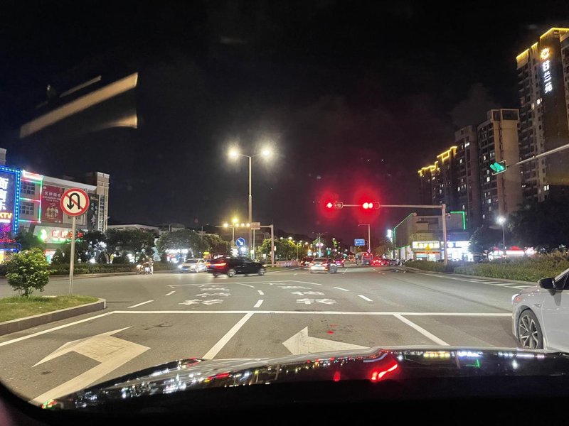 奇瑞瑞虎7 直行和左转红灯，车进入了左转待转区但是没左转过去停在待转区里，会不会违章了
