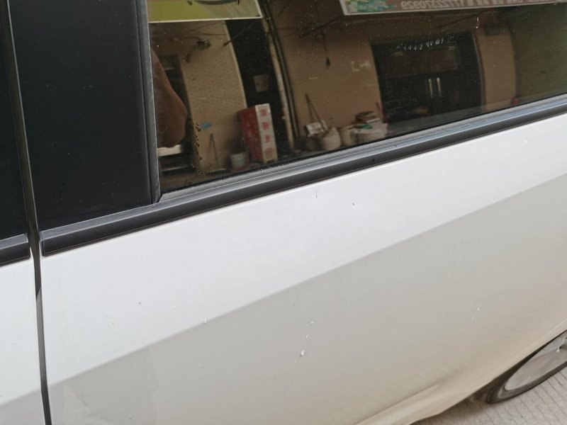 丰田卡罗拉 车门补漆要一个车门都喷漆吗 路上被小石子蹦了，有两个小凹陷点，有点难看，想修复，维修店说要整个车门喷漆！\