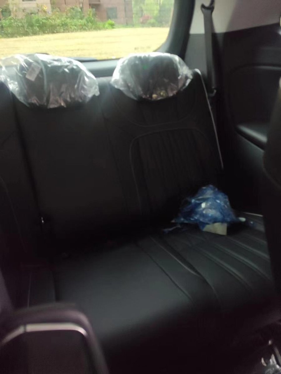 荣威iMAX8 现在天还不热，车内就有气味，有没有经过夏天的？说说车内气味大吗？有没有测过甲醛的，因为我上车把塑料座套去