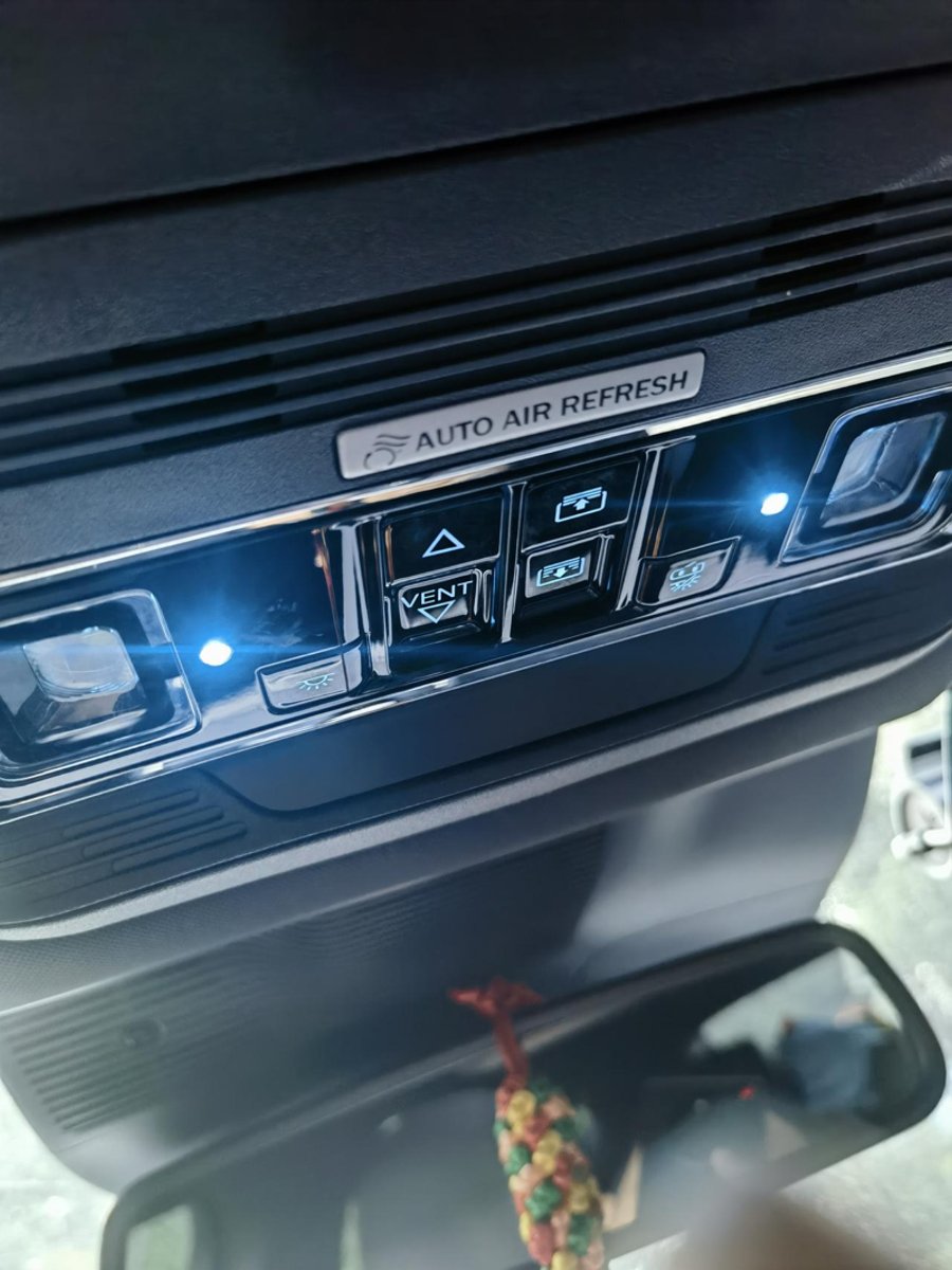 福特EVOS 的车顶这两个小灯也是一直亮的么？能关掉不