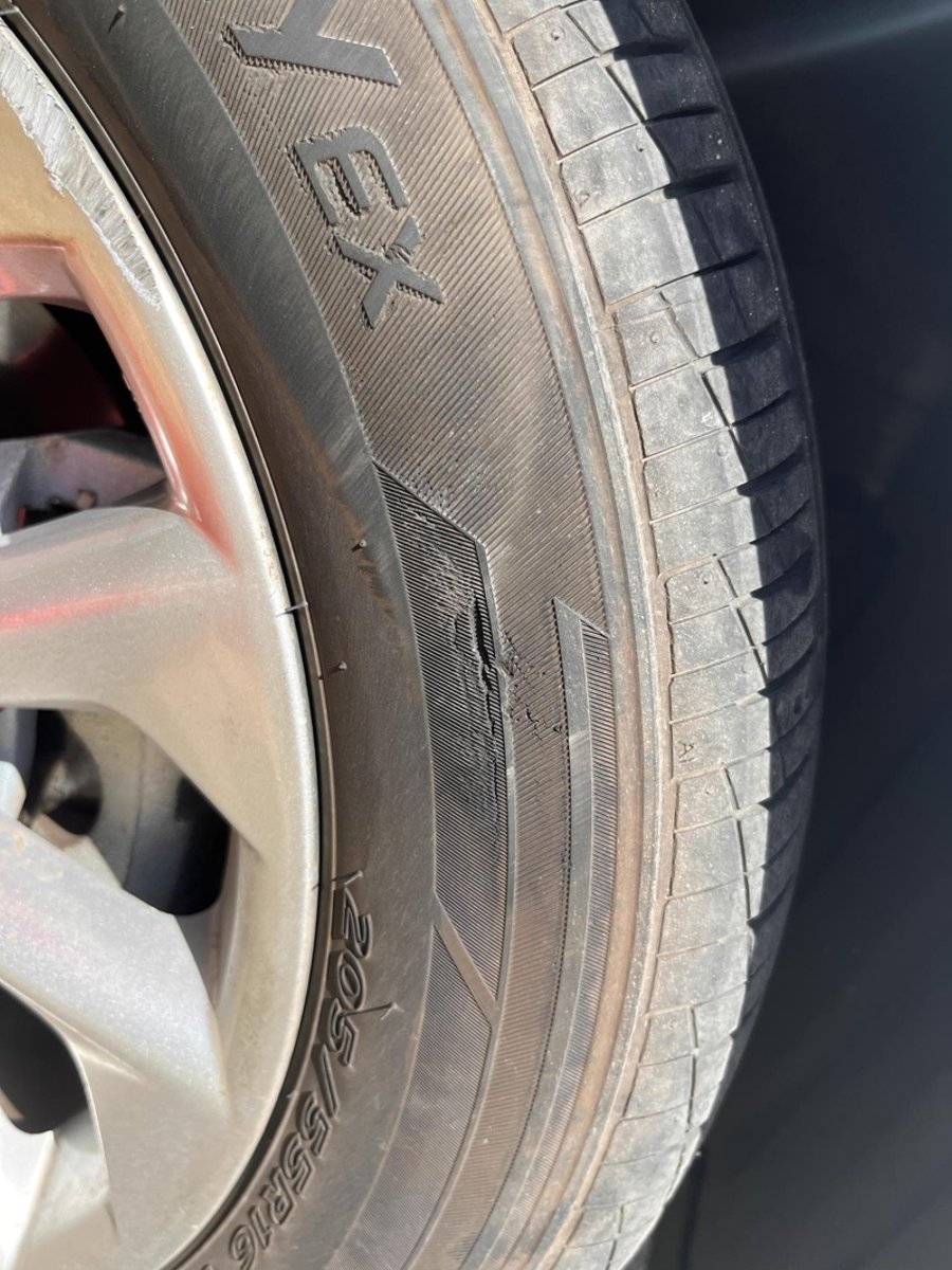 丰田卡罗拉 轮胎刮了，怎么办呢，用不用换轮胎