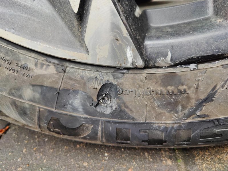 哈弗大狗 各位车友新年好，上马路牙子轮胎磕掉了一块皮，要换胎吗