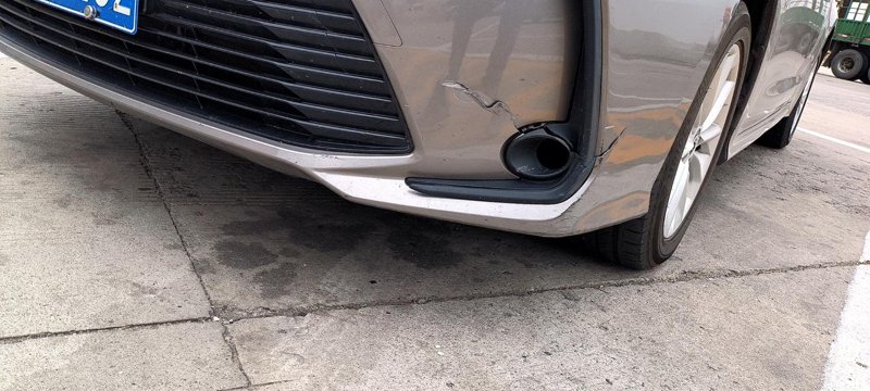 丰田卡罗拉 车友们，高速上碰了个东西，雾灯及周围保险杠有点坏了。修一下大概需要多少钱？