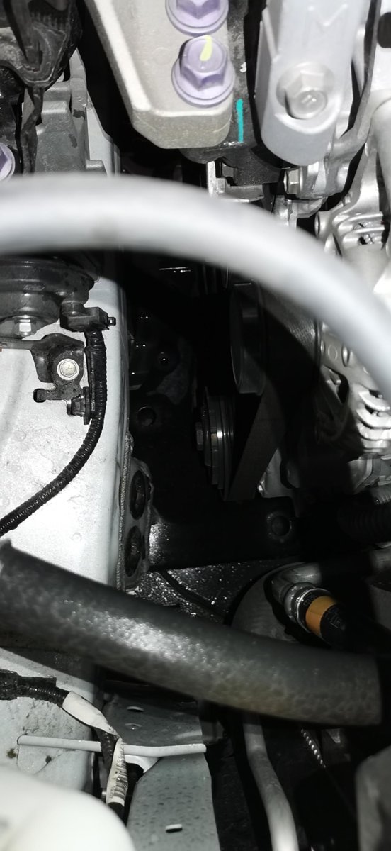 丰田RAV4荣放 荣放过积水路段后，打开发动机舱，发现机舱盖和底部有水渍和水珠在车底部，对车有没有影响？是不是正常的