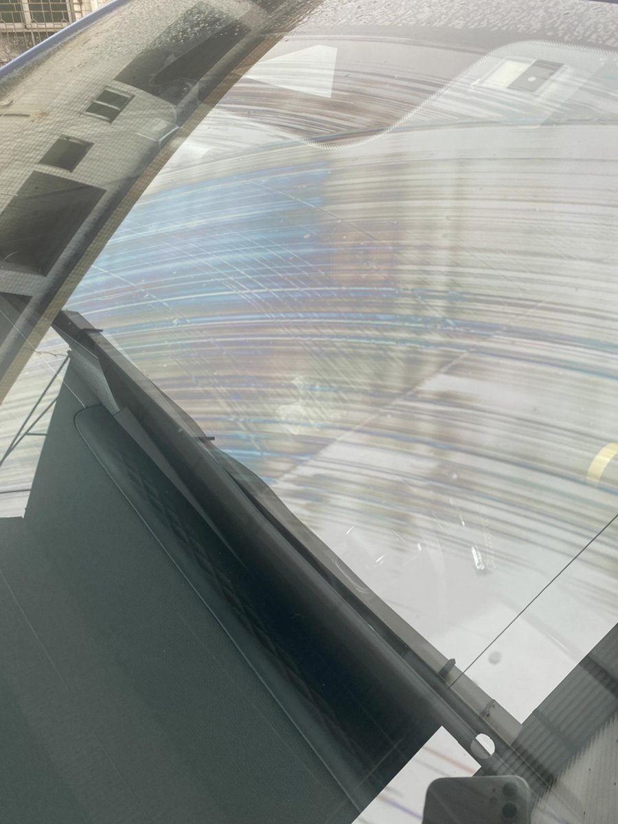奇瑞艾瑞泽8 前挡玻璃开雨刮器有彩虹印怎么处理？