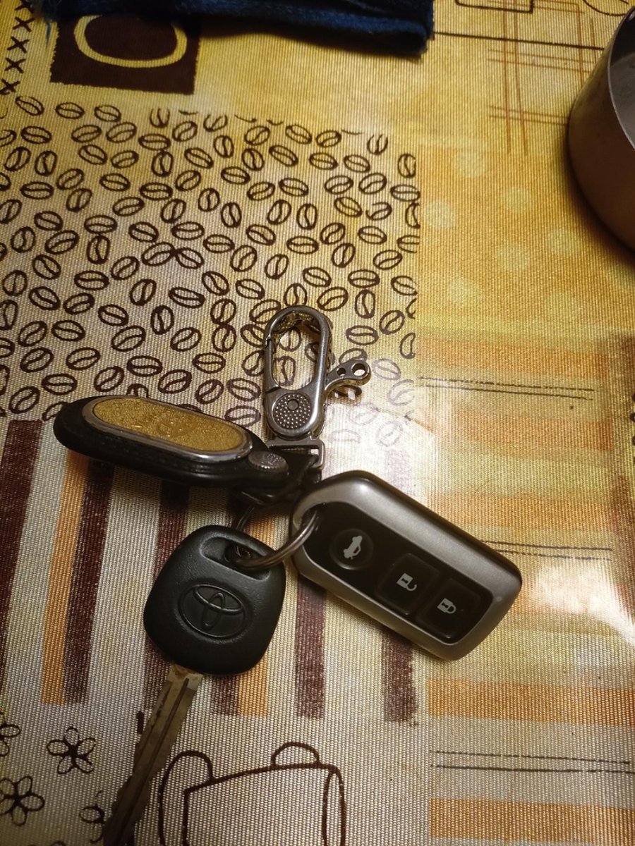 这个是丰田凯美瑞的车钥匙，从图片上能看出来这是哪年的车不？