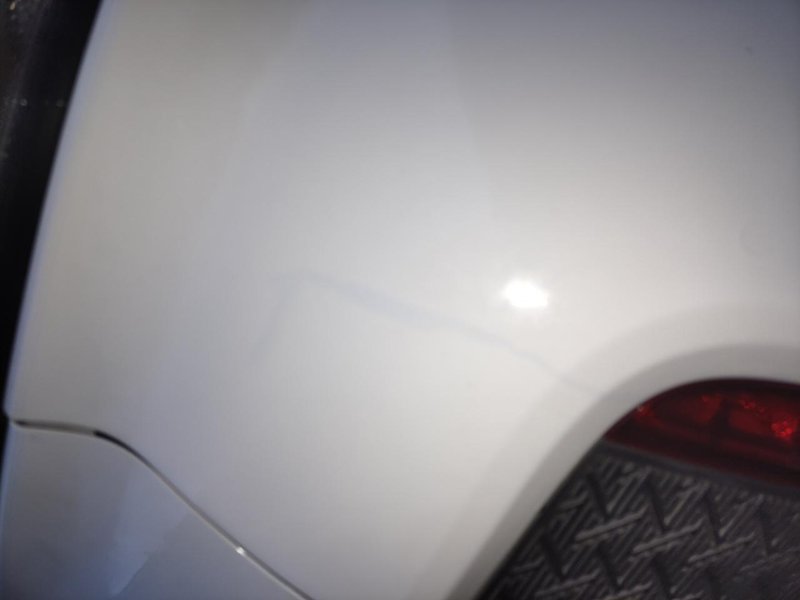 现代ix35 白车漆上面有这种篮色的水痕，是怎么弄的呢，擦不掉，盖着车罩呢