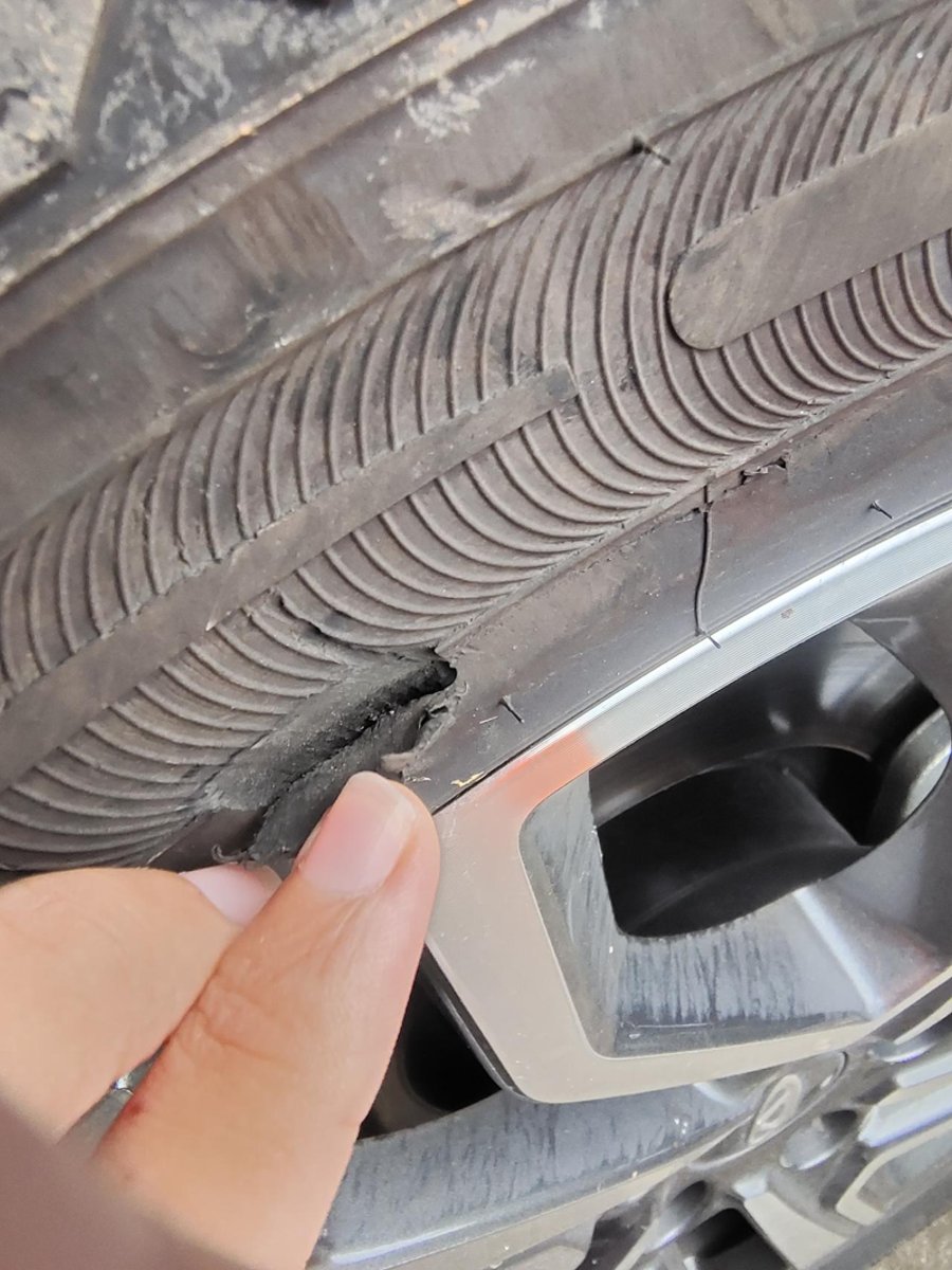奇瑞瑞虎7 PLUS 轮胎不知道什么时候刮到的 要修吗？ 怎么修