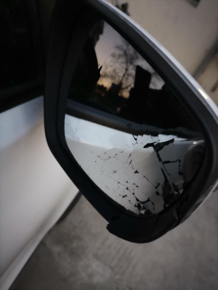 奇瑞瑞虎7 PLUS 昨天把右后视镜给撞了，玻璃和外壳都坏了，我的车是豪华版不带自动折叠的换一个得多少钱啊？老铁们有知道