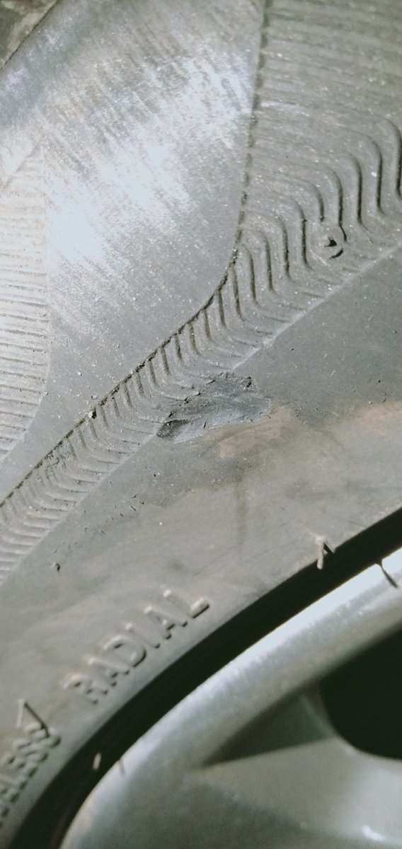 丰田卡罗拉 ，右前胎蹭破了点有影响吗，跑高速有没有问题