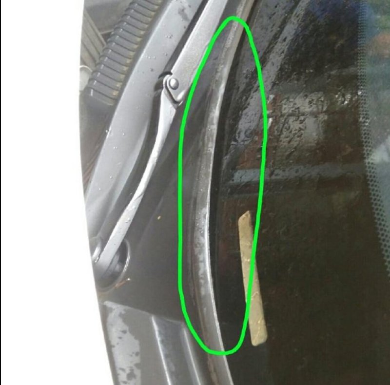 大神，八代凯美瑞换了前挡风玻璃后，雨刮器导流板和玻璃有一定的缝隙不贴合，有没有问题呢，会不会漏水到发动机仓或者车内呢，需