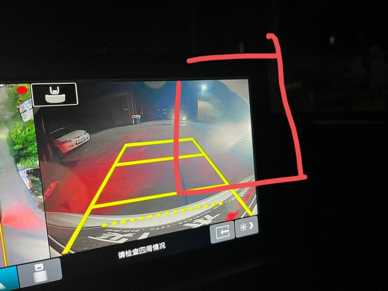本田型格 4s店装的360，倒车影像被照牌灯反光。右边看不到东西