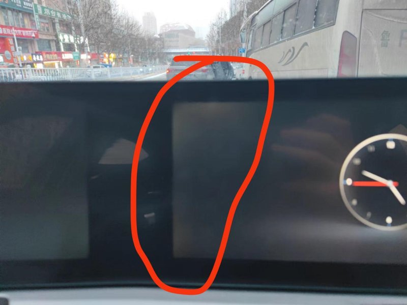 奇瑞艾瑞泽8 屏幕有没有发现有地方漏光，右边屏幕打开时间能看到屏幕四周有范白的地方