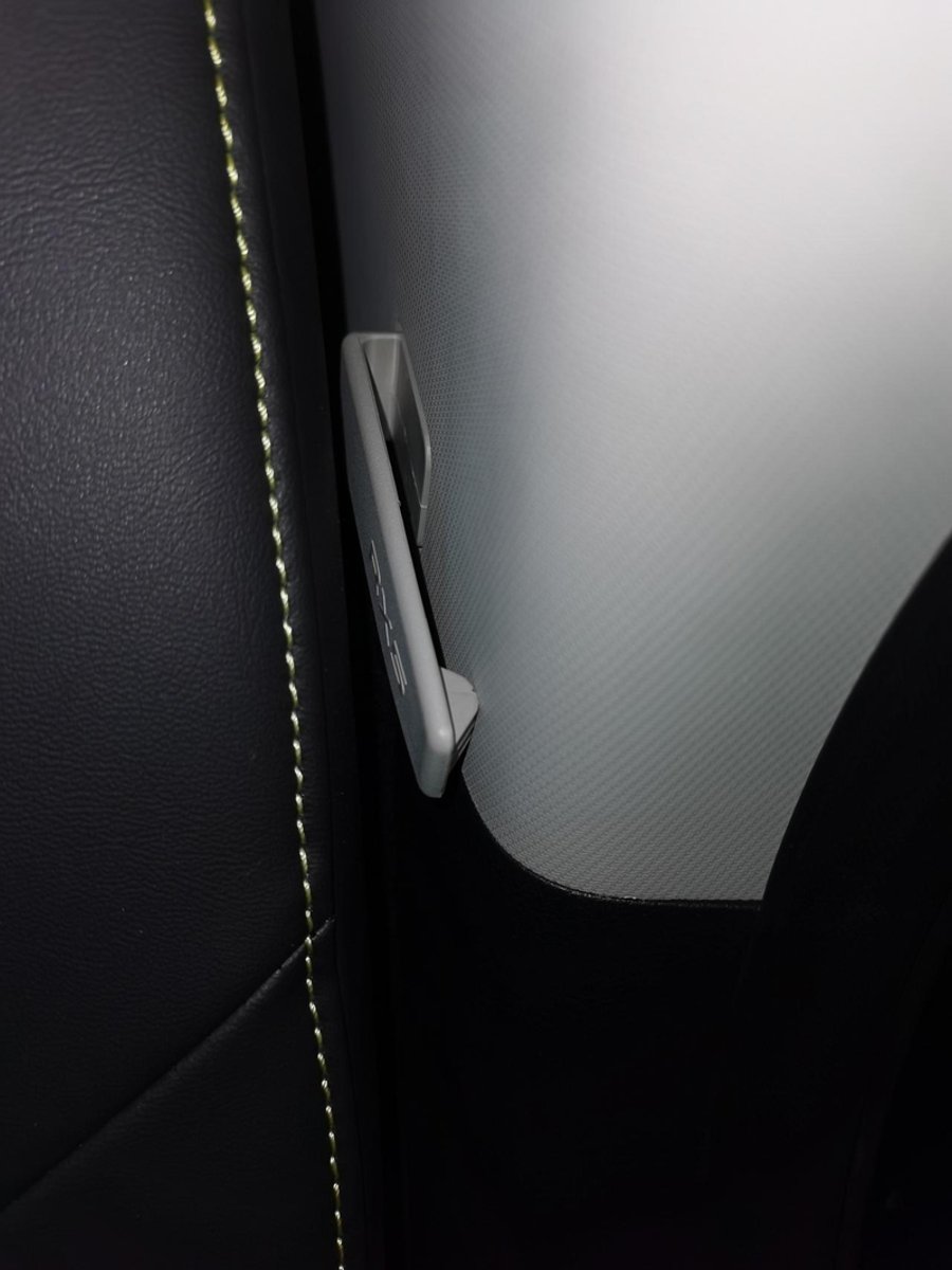 荣威RX5 请问后排座椅侧窗上的这个是干什么用的？如图：