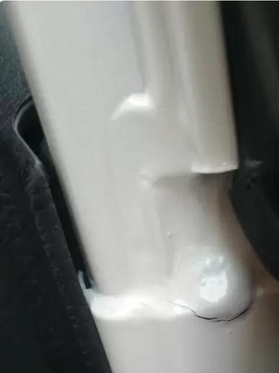 丰田RAV4荣放 4月初提的rav4风尚版，洗车时发现后门边靠上位置漆面开裂，这漆面太薄。有无这样的情况?