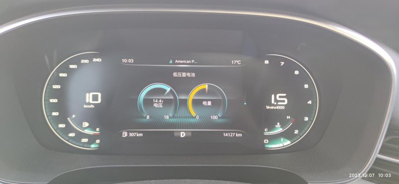 荣威iMAX8 一年的车，今早电池这样了，提示电量低不能停放超过三天，请问能索赔电池吗？