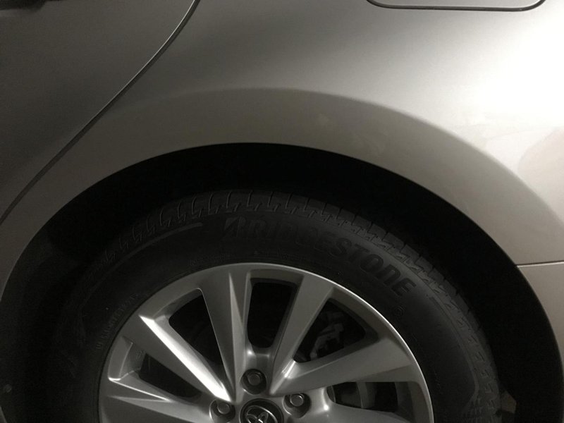 车友们，21款凯美瑞2.0  后轮胎左右离叶子板缝隙不一样。是怎么回事呢