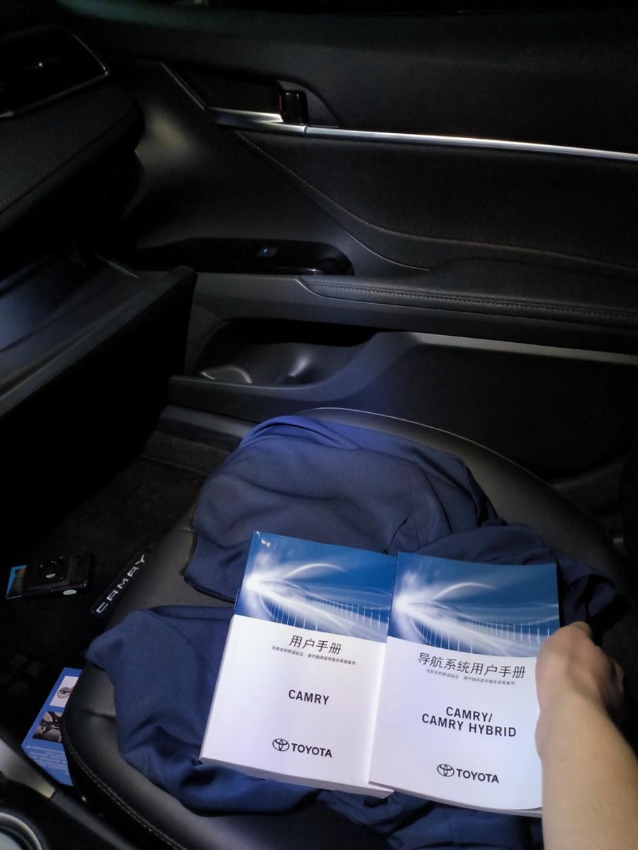 丰田凯美瑞 万能的圈友 买车销售没给保养手册，只有两本说明书两个钥匙， 说的保养手册现在都是电子版的。 是这样么？