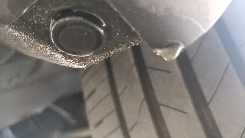 雷克萨斯RX 提车一个礼拜了，发现车轮叶子板下面在滴水，没有下雨，不知道这个水哪来来的？有车友遇到过这样情况吗