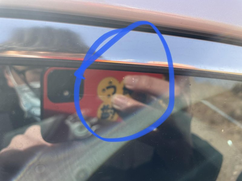 丰田凯美瑞 4s贴膜半年，发现四个车窗上都有这种小点点，这个正常吗，还是起泡了，会不会越来越大，[祈祷]