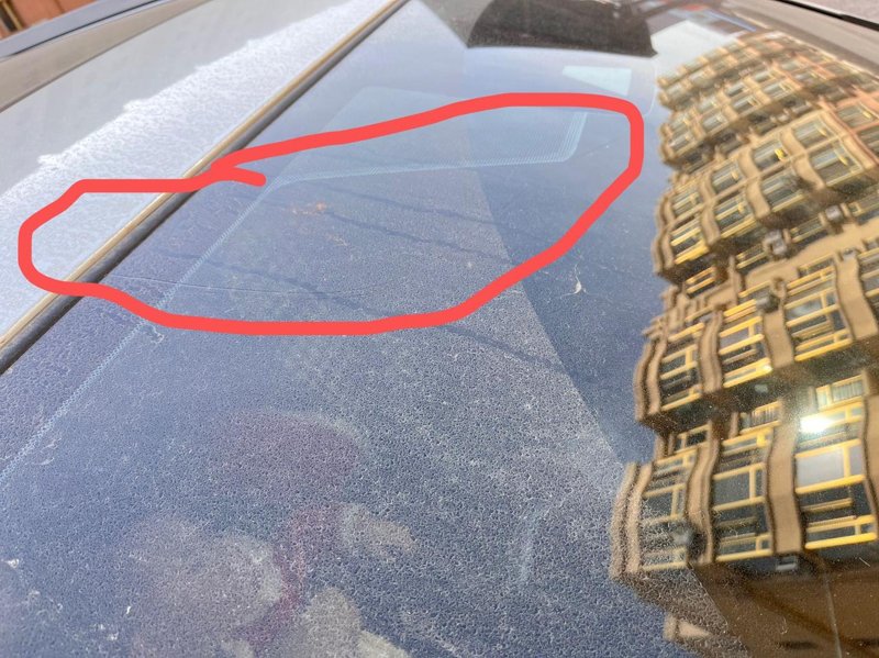 丰田RAV4荣放 好，10月末的荣放发现前挡风玻璃从上面边上裂了