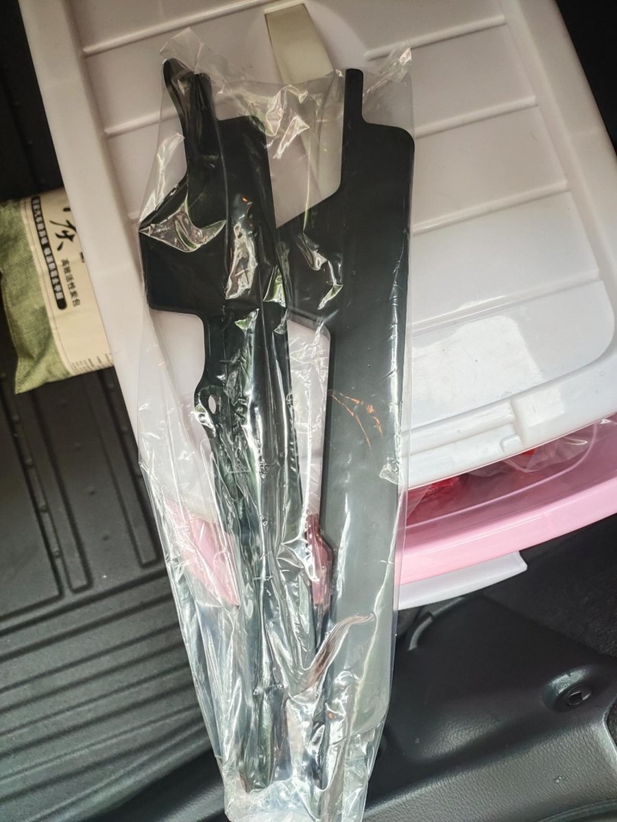 丰田凯美瑞 新车配有两个塑料条，放在后尾箱里，这个是做什么用的？