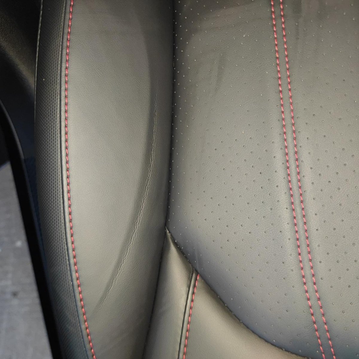 广汽传祺影豹 提车不到两个月，为什么今天一看副驾的座椅套像是开裂了，昨晚用了阿达姆斯的皮革保养剂