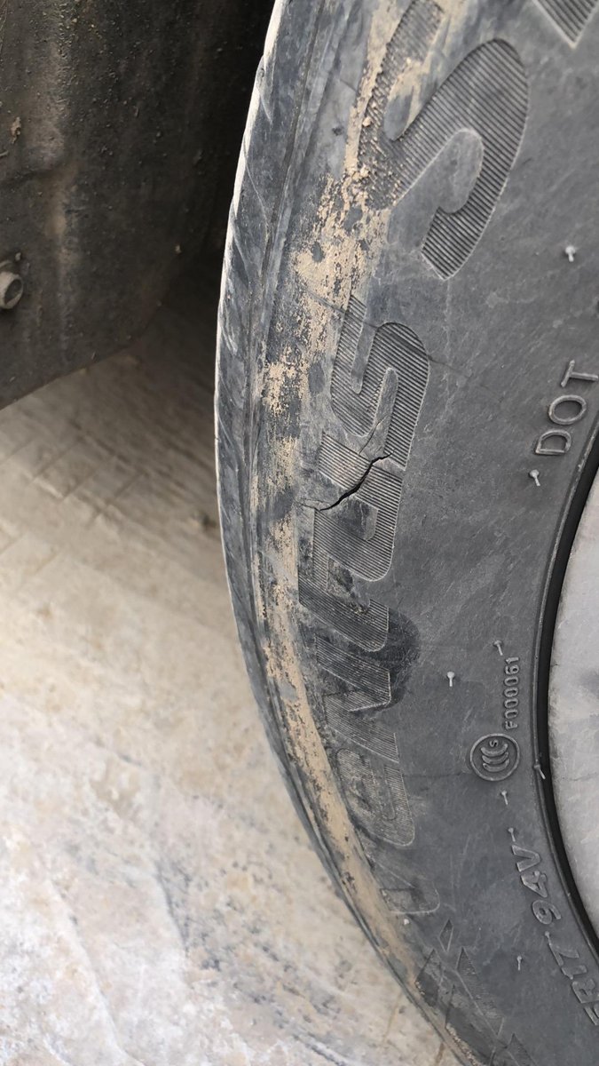 丰田凯美瑞 不知道什么时候磕破的 今天洗车发现胎壁划了个口子 这种情况要更换轮胎吗 公里数1w