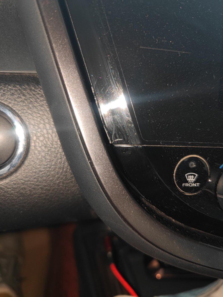 丰田凯美瑞 19年10月买的车 中控显示屏都开裂了   这质量也太差了吧？你们有这样的现象吗？这是不是属于质量问题