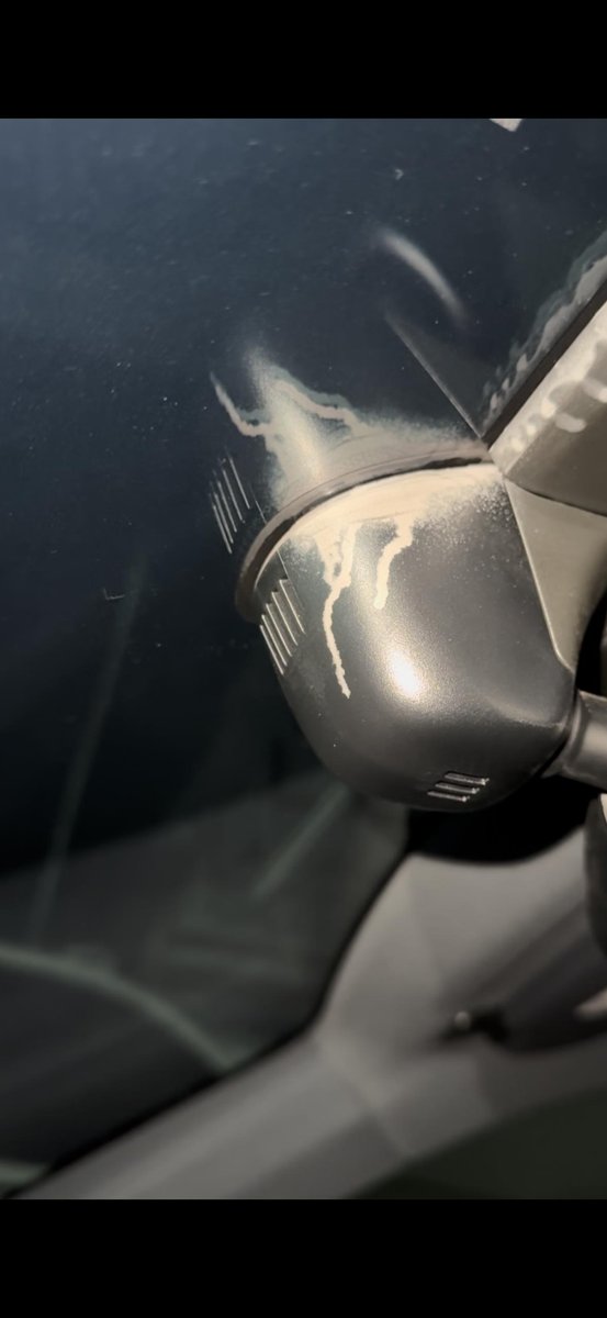 保时捷Panamera 后视镜下面有这种痕迹是什么原因？是贴车窗膜造成的吗