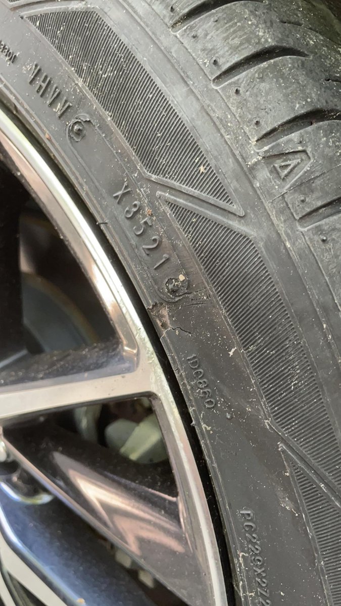 丰田凯美瑞 请问车友们，轮胎有个坑，胎压正常，这种情况需要更换轮胎吗？
