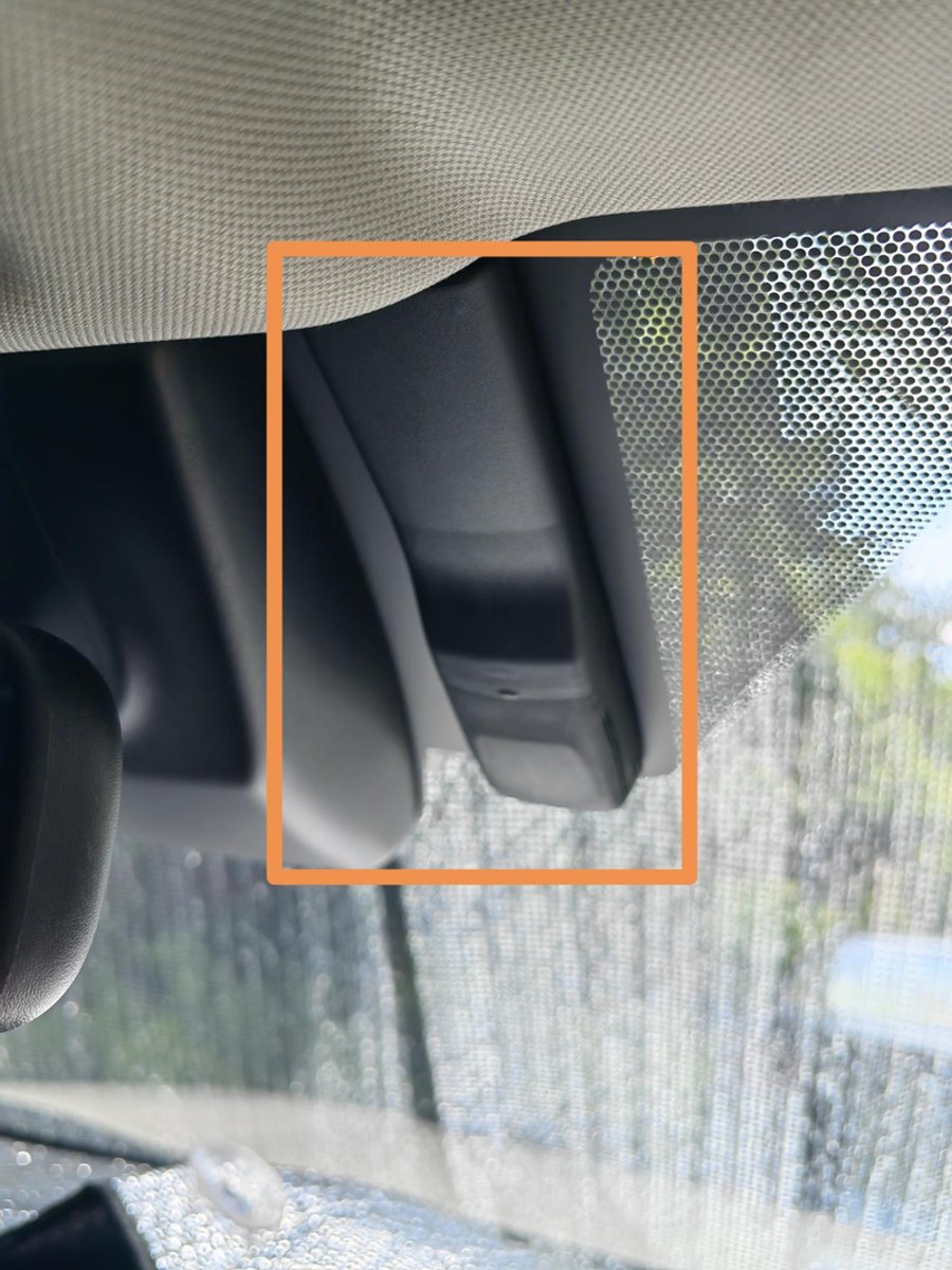 丰田RAV4荣放 开了两年了，才无意中发现车内后视镜旁边有个黑盒子，做什么用的