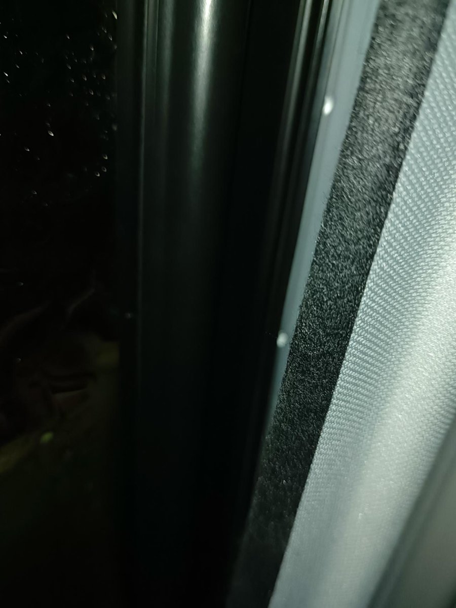奇瑞瑞虎5x 车友们，问你们，你们的天窗，是不是也这样，称着今天下雨，去看了一下，最上层有水滴，这虽然导流槽在水滴下面，