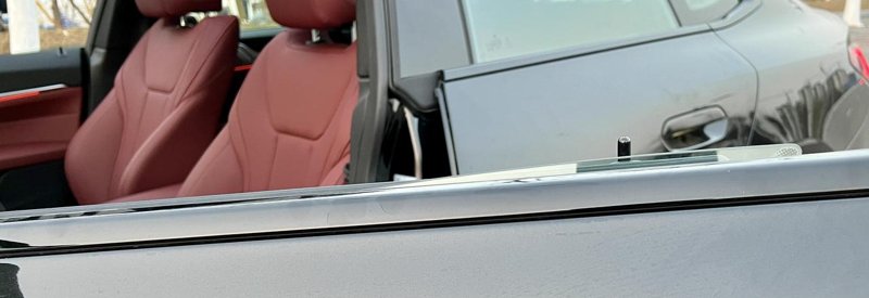 宝马4系 22款四系四门的主驾驶和副驾驶两个车窗不能完全收进去还漏了一截在外面？都是这样吗？车友们解答一下！