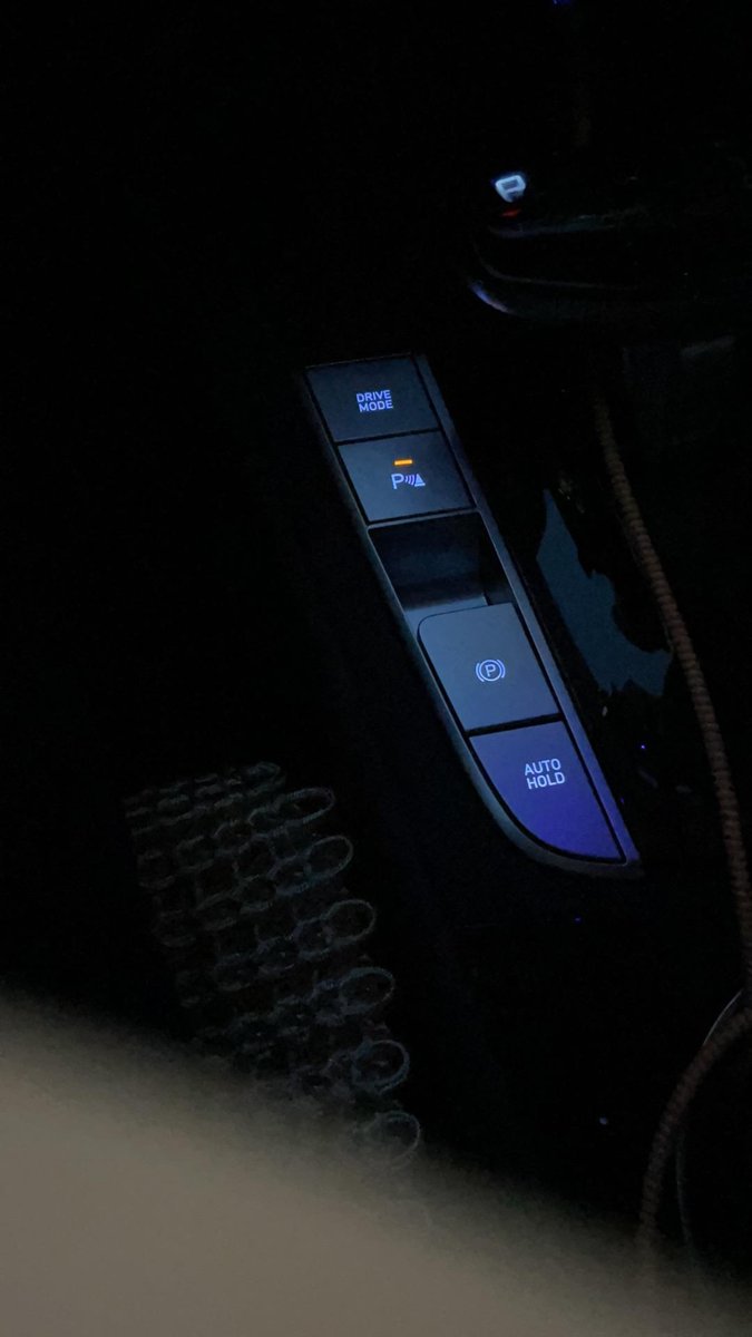 现代伊兰特 安全驻车按钮原来一通电就是亮的 现在不亮，是灭的，自动刹车辅助 也不报警了，是不是贴了前档风玻璃膜的原因[w
