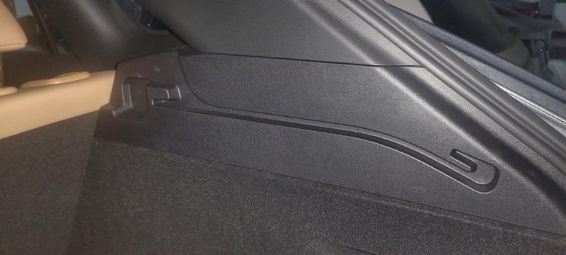 荣威RX5 大家知道这里是不是少了东西？新车没有，家人说这里应该有个挡后备箱的？
