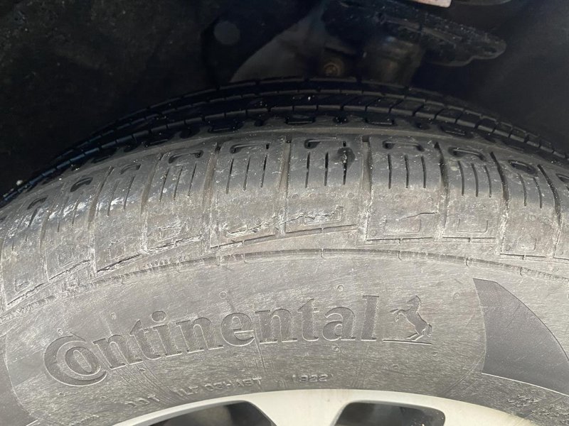 福特锐际 车友们帮忙看看这种是轮胎质量问题导致自然开裂么？厂家能否免费更换，不更换有安全危险不，没怎么停路基上。