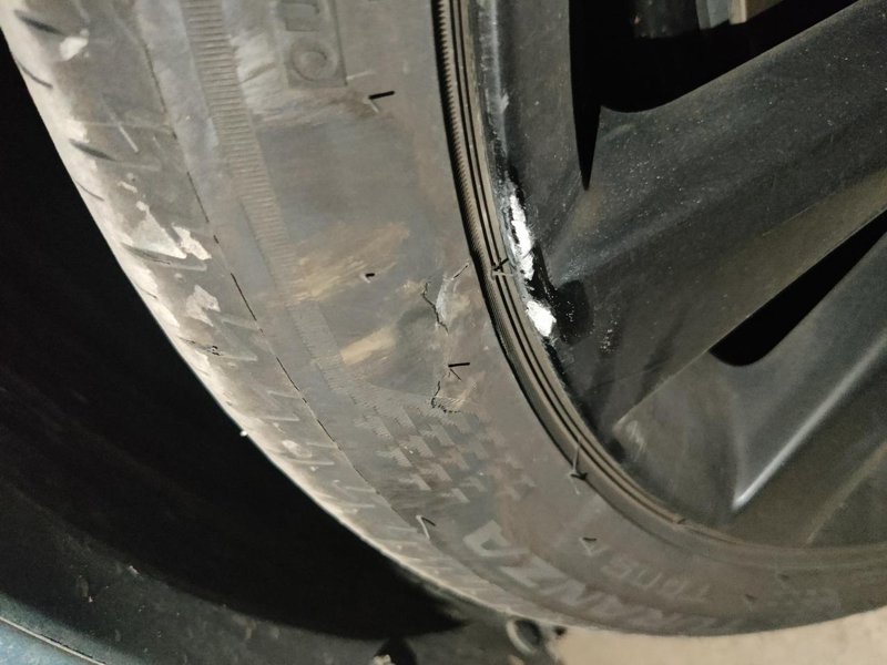 马自达3 昂克赛拉 ，车子轮毂被剐蹭了，轮胎也有点裂痕了，是必须要换轮胎了吗